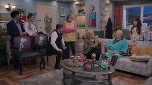 Una gran actriz 💁‍♀ con un gran corazón ❤ con unos grandísimos gorrones 🤦‍♂🤦‍♀ #UnaFamiliaDeDiez #DistritoComedia | Distrito Comedia