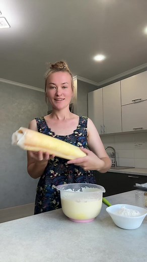 Бісквітний рулет. 5 яєць збиваємо з дрібкою солі, ваніліном та 180 гр цукру. Далі додати 170 гр борошна та 1 ч л розпушувача, обережно перемішуємо лопаткою, додаємо 4 ст олії без запаху, 4 ст л окропу. Перемішуємо і випікаємо хвилин 10-15 при 170'. Готовий рулет скрутити разом із пергаментом і залишити до повного остигання. Для крему 300 гр вершків, 100 гр крем сиру, 70 гр цукрової пудри, ваніль. Начинка може бути різна.