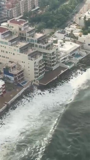 #ULTIMAHORA🛑 🌊 Mazatlán bajo alerta. Huracán Priscilla.🌊 El fenómeno tropical “Priscila” provoca un fuerte oleaje en las costas de Mazatlán, Sinaloa, generando asombro y precaución entre habitantes y visitantes. Autoridades vigilan toda la costa ante posibles riesgos. 📹 Cortesía de George Pilot Sánchez y Mony Tocar. | Soy Durango