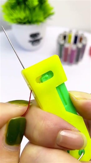 Stop Struggling! 🧵 The Easiest Needle Threader Ever! #SewingHacks #smartgadgets