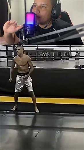 Ele é bom lutador… e bom de bola também! #alexpereira #mma #shorts #ufc