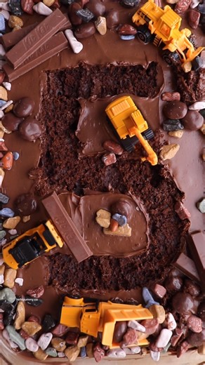 hello, Yummy on Instagram: "This construction is such a fun and interactive cake! 🚜 Get the recipe on my site: https://helloyummy.co/construction-cake/ 👇 #birthdaycakeideas"