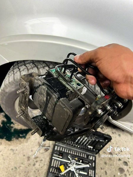 Cambio y programación del módulo ABS en Ford Explorer