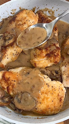 Want an easy 30-minute dinner idea? Look no further than this easy chicken marsala recipe. It is sure to become a go-to favorite in your cooking rotation with its gourmet taste and super easy prep. ⬇️RECIPE IN COMMENTS⬇️ | Spend With Pennies