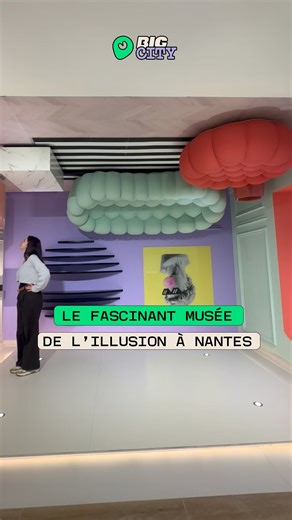 Ce nouveau musée vient d’arriver à Nantes, et il risque bien de te retourner le cerveau 🤯 Entre illusions d’optique, expériences sensorielles et trompe-l’œil interactifs, le musée @illusionnantes te propose une visite ludique où tu es invité à tester, comprendre et surtout t’amuser. Ici, pas de visite silencieuse : photos et vidéos sont les bienvenues pour jouer avec les installations et défier les lois de la gravité. 📍 Musée de l’Illusion, Nantes ⏱️ Environ 1h de visite 💸 12€ adultes / 9€ en