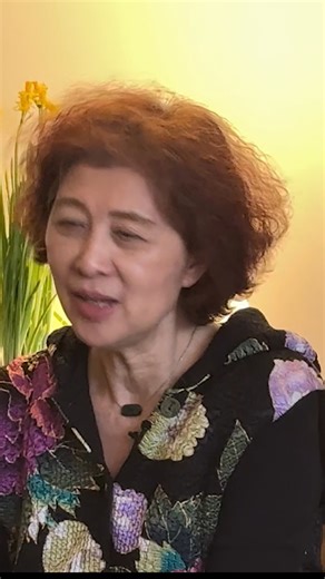 不明白播客 on Instagram: "不明白Talkshow上新！最近，中文互联网上的普通网民、主流媒体甚至《求是》《人民日报》都在讨论 #美国斩杀线 。它为什么能够长时间维持热度？它是“社会主义好、资本主义糟”的重新演绎，还是对美国社会的真实反映？请看本期Talkshow嘉宾查建英和Robert Daly戴博如何解读斩杀线，斩杀线是斩傻线吗？点击主页或打开不明白播客油管频道收看完整节目~#不明白播客 #不明白talkshow"