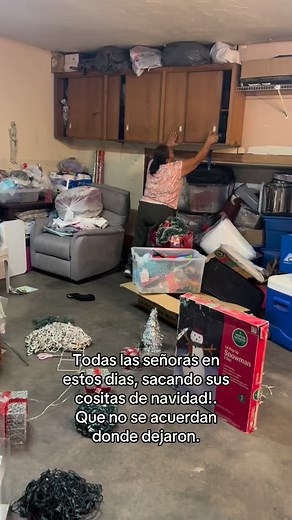 Si se parece a alguien de tu familia….. #christmas #decoration #friday #holiday #mymom | Los Gomez La Familia