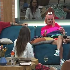 27K views · 376 reactions | FALSA? Em conversa com Erasmo, Dayane diz que “deu” energia e conselhos para seus amigos (Rico e Aline) mas, quando precisou, eles ficaram no superficial, “no que convém”. Finalizando, chamou Aline de “puxa saco” e “boa samaritana”.  O que acham? #AFazenda13 | Reality Show Brasil | Facebook