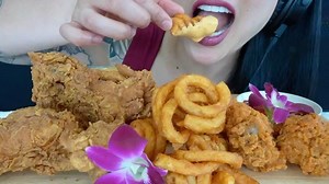❤️SAS❤️ on Instagram: "ASMR EATING SOUNDS. Texas fried chicken + curly fries and of course cheese sauce. SOOOO GOOD 🤤. . . . #asmr #asmreatingsound #mukbangasmr #texasfriedchicken #texaschicken #friedchicken #curlyfries"