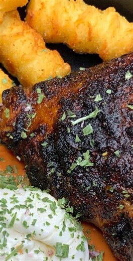 So gelingen Hähnchenschenkel mit Kroketten und Burrata