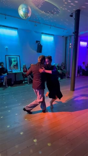 🎵 Tango Musicality Demystified! 🕺💃 Think you need a vast library of tango songs in your head to dance with true musicality? Let's bust that myth! The real secret? It's learning the unique characteristics of the 3 tango styles: Guardia Vieja, Tango Salon, and Tango Milonguero. This approach cuts through the overwhelm, allowing you to understand and interpret the music's essence without memorizing every song and orchestra. Our Complete Tango Musicality Formula centers on this innovative method.