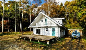 セルフビルドで造りあげた、キャンプや焚き火を楽しむ拠点｜ ログハウスのTALO