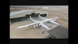 ストラトローンチ・システムズの空中打上げ母機『Roc』ロールアウト