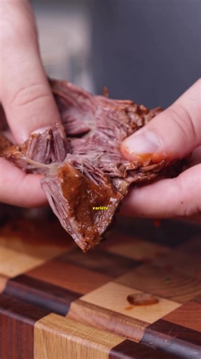 Tu connais les Birria tacos ? Pour la garniture De cuisson (pour 3kg de paleron) -8 piments guajillos -6 piments pasillas -2 piments árbol -1 tête d'ail -2 oignon entier -4 feuilles de laurier/1 branche de romarin et de thym -4 grosse tomate -1 cas de concentré de tomate -3 clous de girofle -1 cas d'origan -1 cas de cumin entier -1 bâton de cannelle - Bouillon - instructions Faire revenir les tomates, le concentré de tomate, l'oignon, l'ail et les épices dans de l'huile quelques minutes, ajouter