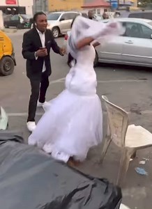 Jovem no Kenia🇰🇪 fica maluca@ no dia do seu próprio casamento, familiares e amigo lamentam a situação e uma das amigas reage nas redes sociais “Deus tenha piedade oo😭😭 as pessoas são más no dia do casamento dela ela ficou louca não acredito que esta vida é tão má oo😒😒” ESCREVEU AMIGA | Angola Online AO