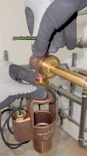 Installing a Kemper BA system separator to protect the drinking water supply 🔧 In the video you can see the installation step by step, from positioning to the final fixing. An essential component that prevents contaminated water from flowing back into the system. | Good Work Max