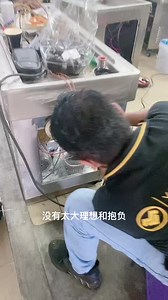 【Vacuum Pack Machine 真空包装机】 选择真空大师 包装机 “包·所不能；装·所未见” 为您不止于此，有我，你才安心。 真空大师vacuum master，包装行业首选品牌之一，别人没有的，我们有，别人有的，我们有的更好。 为您提供专业的建议，赶快来询问适合您的真空包装机吧！ Vacuum Master提供不同类型大小的真空机器，欢迎询问适合你的真空包装机。Vacuum Master 为马来西亚和新加坡超过的300多个客户提供服务， 提供4s服务，例如销售（Sale），服务(Service)和备件(SparePart),以及维修服务（Repair),信息反馈(survey) 可用普通滑面袋，阴阳袋，铝箔袋，静电袋，食品袋，牛皮袋，商业袋都可以进行真空。适合：榴莲，海鲜类，肉类，饼类，蛋糕类，液体类，面类等等。 -干湿真空自动包装机 -不需要专用的真空包装纹路塑料袋。 -不需要专用袋。 -更方便和节省。 -干湿粉状都不是问题。 -也可以当封口机, 双封口。 www.vfmachine.com.my Whastapp: 011-1066 9901（中文） https://