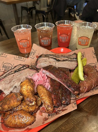 🍖NEW BARBECUE RESTAURANT IN BRAINTREE🍖 Some of the juiciest meats I've ever had 🤤 Noah’s BBQ is a new Texas-style barbecue restaurant in the South Shore Plaza! They serve up amazing barbecue smoked meats that are tender, juicy, and delicious. We tried their brisket, ribs, sausage, and wings! Their brisket was my absolute favorite because it was melt-in-your-mouth tender 😍 Be sure to ask for the fattier pieces! They also have a bunch of side options—my favorites were the mac and cheese, coles