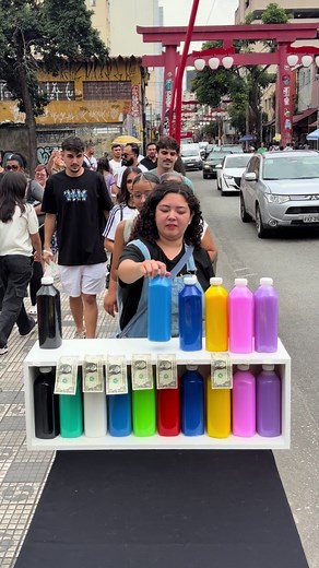Acerte a cor correta da garrafa: desafio de cores na Liberdade
