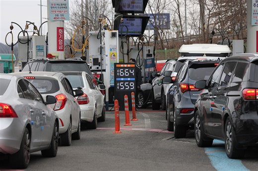 霍尔木兹海峡危机致运价保费飙升超50% 日韩民众开始囤汽油