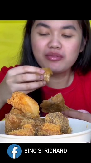 1 bucket fried chicken 😋❤️ #fyp #fypシ゚viral #food #chicken #fried #crispy #eat #mukbang #asmr #reels #reelsvideo | Sino Si Richard