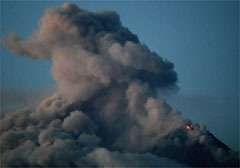 L'éruption du volcan Mérapi menace l'Indonésie après le séisme de Java