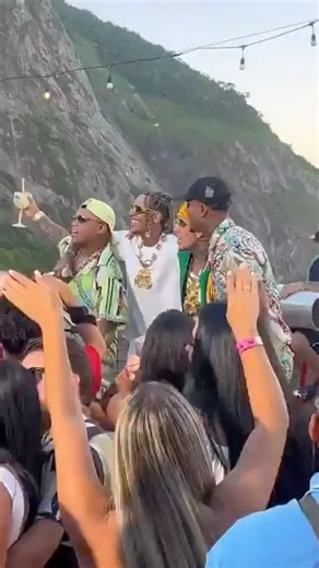 32 reactions · 3 comments | MCs de São Paulo gravem vídeo clipe em favela da Zona Sul e vídeo viraliza nas redes sociais | Bruno Assunção | Facebook