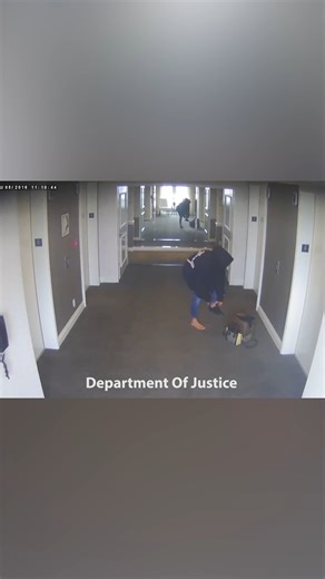 We're now seeing the full unedited 15-minute-long video of Sean #Diddy Combs assaulting #Cassie in a hotel hallway in 2016. FULL unedited video HERE: https://www.tmz.com/2025/05/14/diddy-cassie-full-video-beating-released-nyc-trial/ 📽️: Department Of Justice | TMZ