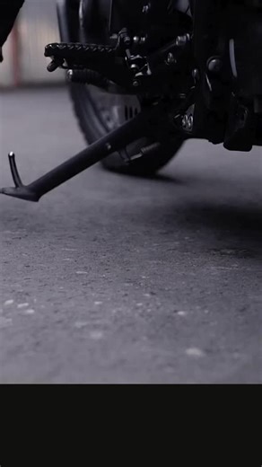 Gorilla Garage | インダストリアルガレージ on Instagram: "2025年4月から施行される道路交通法改正で、原付免許や普通免許でも排気量125cc以下・出力4kW以下の新基準バイクを運転できるようになりました。 これまで小型二輪免許が必要だった車種が対象となり、教習所に行かずに乗れるため、初心者やコストを抑えたい人にとって大きなメリットです。 ただし、最高速度は30km/h、二段階右折義務など従来の原付ルールが適用され、改造車や未登録車は対象外。違反すれば罰金や減点のリスクがあります。 さらに2026年には自転車保護のための「側方1.5m通過ルール」も導入予定。便利になる一方で誤解や違反の危険もあるため、正しい理解が必要です。この法改正、いいと思う？悪いと思う？"