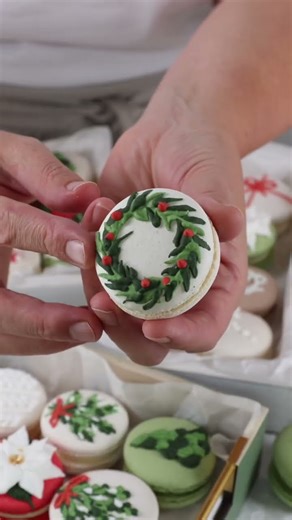 Learn how to decorate macarons with royal icing #macarons