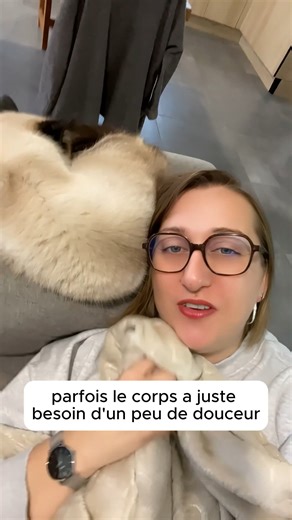 MonEcokit on Instagram: "Quand le corps demande une pause… et que Netflix ne suffit plus 😅🤍 Les coussins et masques yeux / nuque aux graines de colza sont pensés pour ces moments-là. Tu sais, quand tu as juste besoin de chaleur, de calme, et de ne rien faire pendant 10 minutes (sans culpabiliser). 🌿 Graines naturelles 🧵 Tissus upcyclés 🤍 Fabrication artisanale à Thuir À utiliser chaud ou froid, pour ralentir et prendre soin du quotidien. Ou pour survivre à une journée compliquée. Les deux m