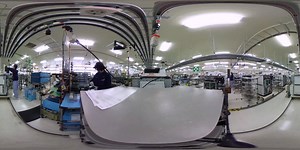 【Ricoh360°】東北事業所の工場見学 リコーインダストリー東北事業所ではデジタル複写機やプロダクションプリンターを製造しています。 この生産ラインの特徴は、コンベア方式ではなく、生産量や機種の変更に柔軟に対応できるレイアウトフリーの方式、「台車引き生産ライン」を採用していること。 製造ラインを流れる台車に乗せられた複写機がだんだん組み上がっていく様子を360°タイムラプス動画でご覧ください。 #ricoh360 編集チーム | リコー / RICOH