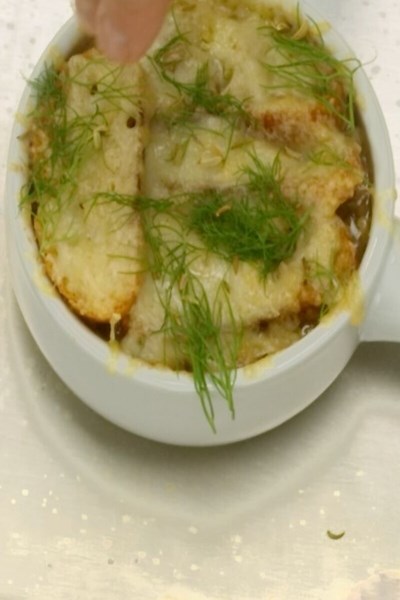 Sopa de cebolla francesa con toque de hinojo caramelizado