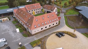 Discover the Stephex Stables with part three of our Stable tours! 🤩Within walking distance of the main Stephex Stables we have built the “Klavergem Stables”, a fully equipped stable complex consisting of two stable buildings, an indoor and outdoor arena, paddocks, a walker and a longing arena! As if that wasn’t already enough the residents can switch between this broad choice of training possibilities as well as all the main Stephex Stables ones! This way both riders and horses keep fresh and m