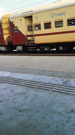 04102-Prayagraj Special Exp. Repidly Skip Khirkiya #indianrailways #trainlovers #explore #subscribe