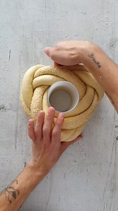 Just before Shabbat! On my way to NYC! A round Challah for Rosh Hashanah. You got many days still to practice ;) Each braid made with 200g of dough. Length 55cm/22inch For the full recipe sign up here www.challahprince.com/land Shabbat Shalom 💗 | Challah Prince