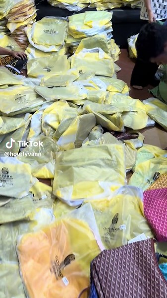 វីដេអូ​របស់ Lyvann LV Shop🎒 (@hourlyvann) ជាមួយ original sound - Lyvann LV Shop🎒