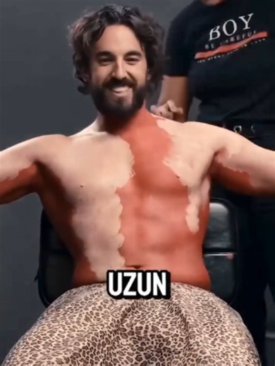 Vücudu dövmelerle kaplı olan adam, bir makyaj sanatçısının dokunuşları ile geçici olarak kendini keşfedince yaşadığı şaşkınlık görülmeye değerdi. #dövme #makyaj #sanat