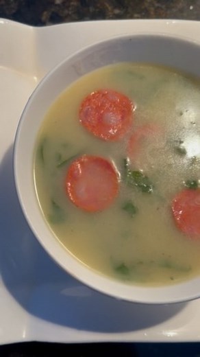 Caldo verde é uma sopa tradicional p feita com batata, couve-galega, alho e cebola, finalizada com fatias de linguiça. É cremosa, nutritiva e servida quente, sendo um clássico reconfortante da culinária. Ideal para acompanhar com pão. Pode ser servido como entrada ou de manha, ou para reduzir o frio #moçambique🇲🇿 #moçambiquetiktok #moçambicana🇲🇿🙏😻🥺❤💪 #angola🇦🇴portugal🇵🇹brasil🇧🇷 #angola🇦🇴 #brasil🇧🇷 #caldoverd #portugal🇵🇹 #receita | Miravilha Mira