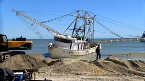 Workers free shrimp boat stuck on Myrtle Beach after Hurricane Ian