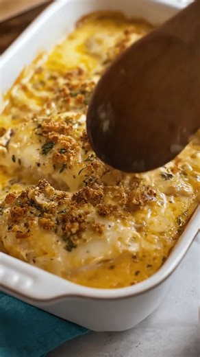 This is one of those easy casseroles that always hits the spot. Simple ingredients, big flavor, and barely any prep. Perfect for busy nights when you still want something warm and homemade. Recipe in 💬 ⬇️ | Easy Family Recipes