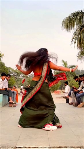 Sheetal Ghazipuri on Instagram: "हूमच के #trendingsong #reels #instagram #viral #trending #dance #song"