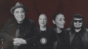 Florent Vollant, artiste emblématique des Premières Nations et survivant d’un AVC en 2021, est devenu le premier artiste autochtone francophone à être intronisé au Panthéon des auteurs et compositeurs canadiens lors de la soirée Légendes, lundi dernier. Il nous livre un message touchant et rempli d'espoir alors que son fils Mathieu McKenzie, le guitariste Ivan Boivin-Flamand et l'inspirante Elisapie ne tarissent pas d'éloges pour ce qu'il a accompli au cours de sa carrière | SOCAN Musique