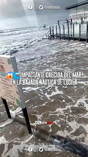 😱🌊 IMPACTANTE CRECIDA DEL MAR EN LA BAJADA NÁUTICA DE LUCILA El intenso oleaje arrasó con todo en las playas de la zona Sur del Partido de #LaCosta. Los daños abarcan desde cestos de residuos hasta casillas de guardavidas e instalaciones de balnearios. ⚠️ Una vez descienda el nivel del mar, las consecuencias quedarán en evidencia. Una nueva advertencia de la naturaleza, que reclama lo que le fue arrebatado. 🎦 @yuli_martinez21 | NdR Radio FM 103.9