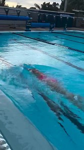 سباحة الزحف الأمامي (السباحة الحرة - Front Crawl) 🏊‍♂️💦 سباحة الزحف الأمامي هي أسرع وأشهر أنواع السباحة حيث تُستخدم غالبًا في السباقات والمنافسات نظرًا لفعاليتها في تحقيق السرعة بأقل مقاومة للماء. 🔹 كيفية الأداء: 1️⃣ وضع الجسم: يكون الجسم أفقيًا وموازيًا لسطح الماء لتقليل المقاومة وزيادة السرعة. 2️⃣ حركة الذراعين: تتحرك الذراعان بالتناوب تمتد إحدى الذراعين للأمام بينما تقوم الأخرى بالسحب للخلف لدفع الجسم للأمام. 3️⃣ حركة الساقين: يتم استخدام ضربات سريعة ومتتالية بالساقين (Flutter Kick) للحفاظ