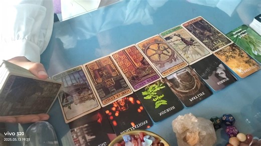 有些人失去一切后，将矛头指向你重新开始后所创造的丰盛。