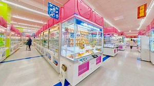 53K views · 135 reactions | Like crane games? This arcade in Tokyo has more than any other in the world! Videographer : Splash Film *This video was filmed adhering to the Covid-19 safety protocols. *To prevent the spread of COVID-19, many events have been canceled. Always check official sites before heading to an event. | PLAYTOKYO | Facebook