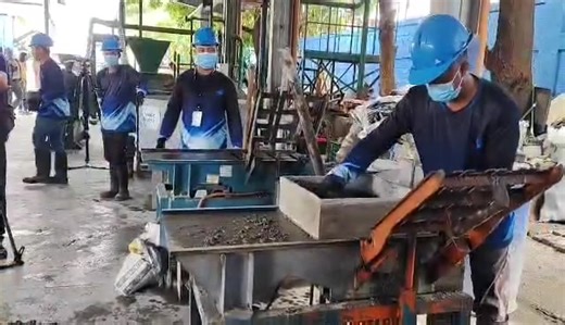 40K views · 281 reactions | Members of the Metro Manila Flood Management Project Phase 1 sort garbage and create hollow blocks at the Vitas Pumping Station along Honorio Lopez Blvd. in Tondo, Manila on Wednesday. (Video by Edd Gumban/The Philippine STAR) | Philippine Star | Facebook