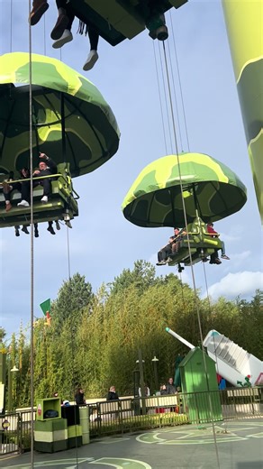 POV: You’re on Toy Story Parachute Drop and at the very top… you spot the World of Frozen in the distance ❄️🎈 Disneyland Paris magic hits different when you get that view 💙✨ #DisneylandParis #ToyStoryPlayland #WorldOfFrozen #DisneyMagic #DisneyMomMoments