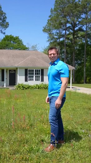 Food was left on the stove, and I just saw a roach 🤮🪳 #roach #nasty #food #kitchen #abandoned #house #foreclosure #houseflip